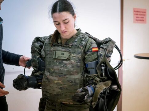 Esoscheletro rivoluzionario per i paracadutisti: il futuro della mobilità militare